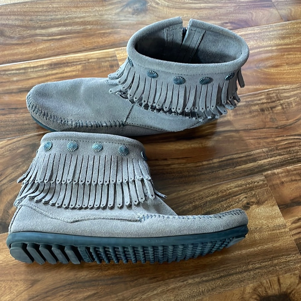 Minnetonka Moccasins size 8.5 Double Fringe Side Zip Boot